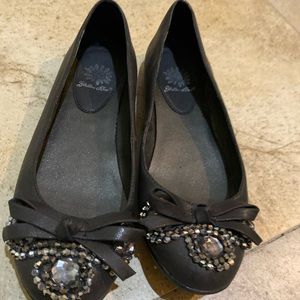 Yellow Box black shoes size 6